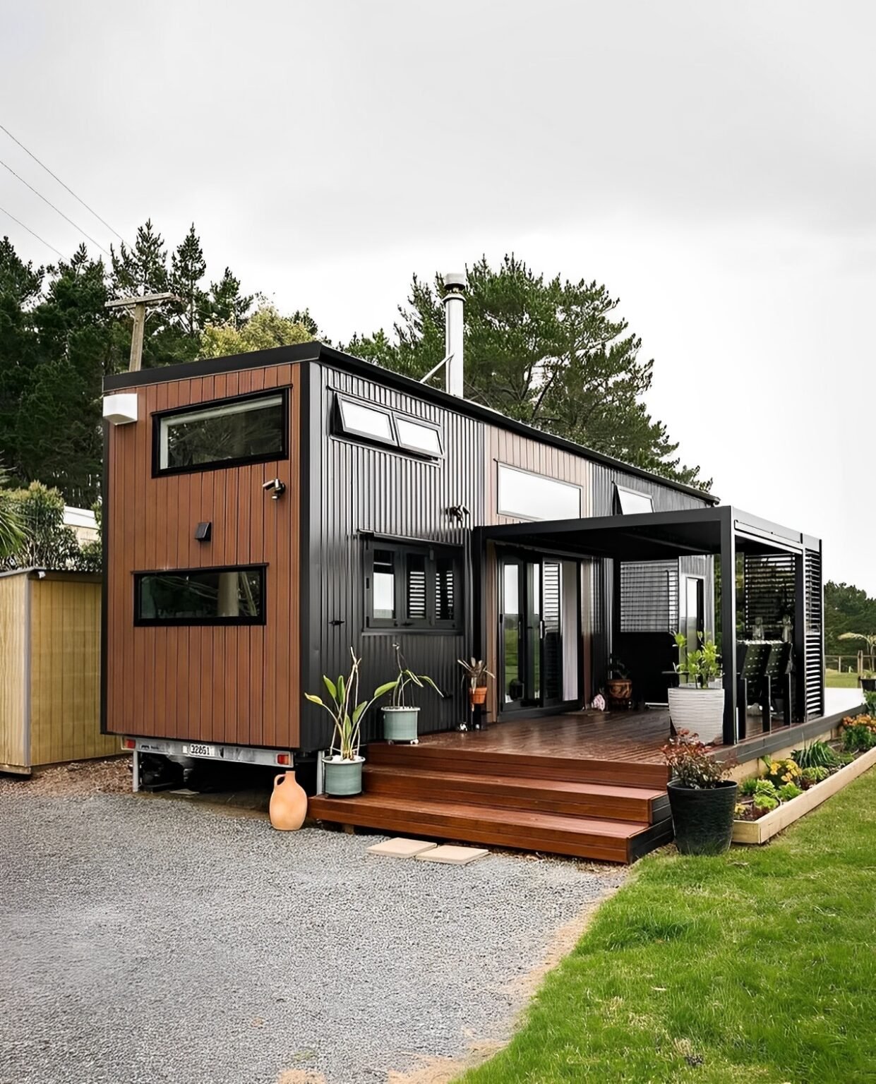 Luxury 40ft prefab container house with easy-folding sandwich panels — 40ft — new (image 1 of 5)